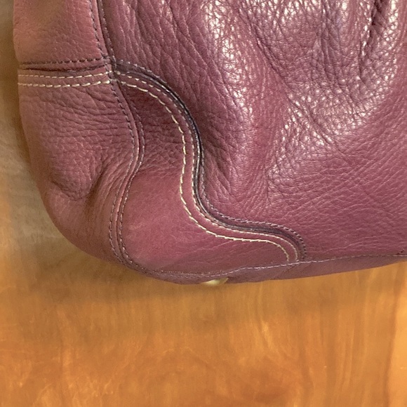 COACH HAMPTON WINE PURPLE LEATHER SATCHEL. CLEAN!! VERY MINOR WEAR TO CORNERS. - Picture 8 of 15